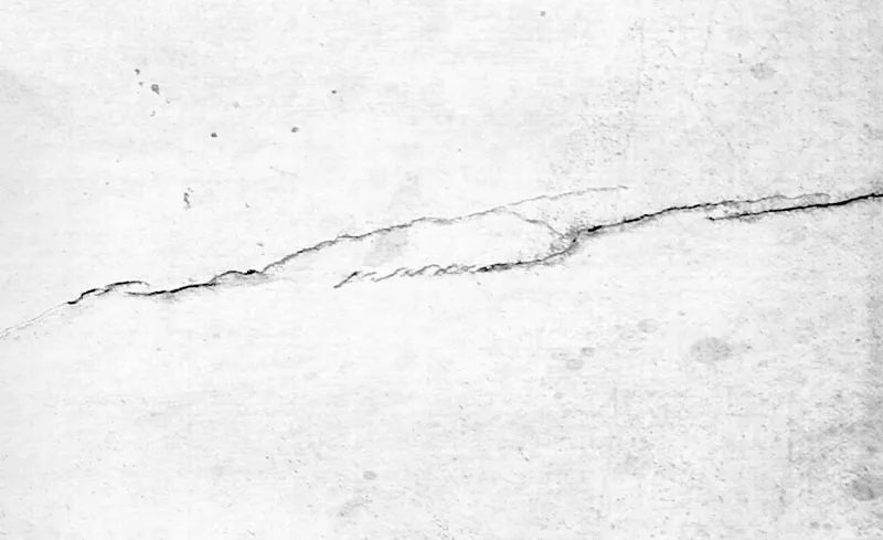 Riss ein einer Beton oder Putzoberfläche von Hehn Bautenschutz